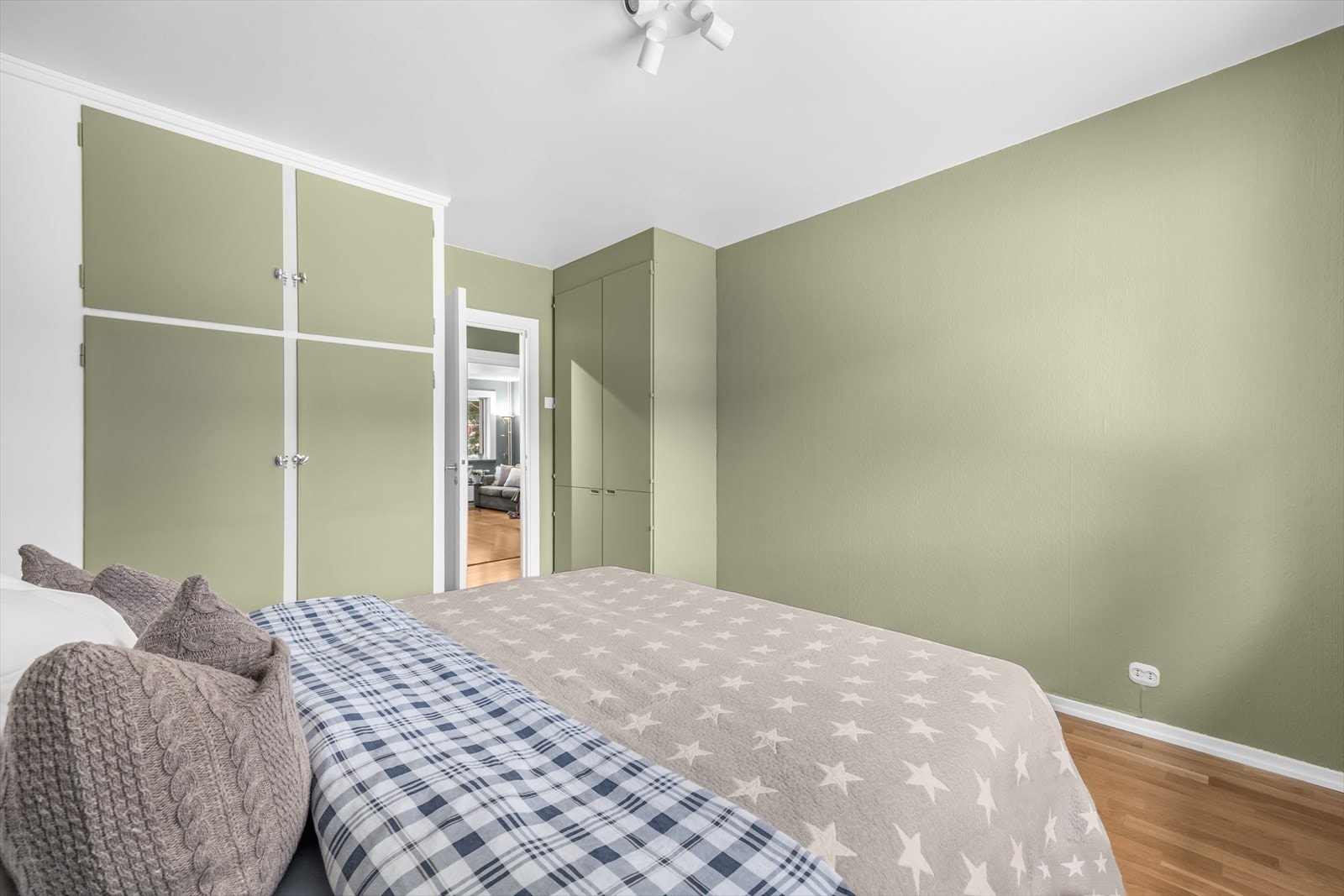 God oppbevaringsplass i romslige, innebygde garderobeskap. Galleribilde