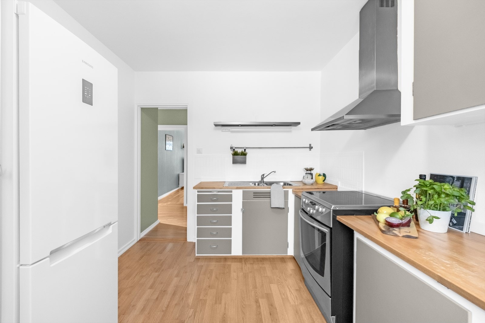 Kjøkkenet er utstyrt med kullfilterventilator for avtrekk. Komfyr medfølger salget. Galleribilde