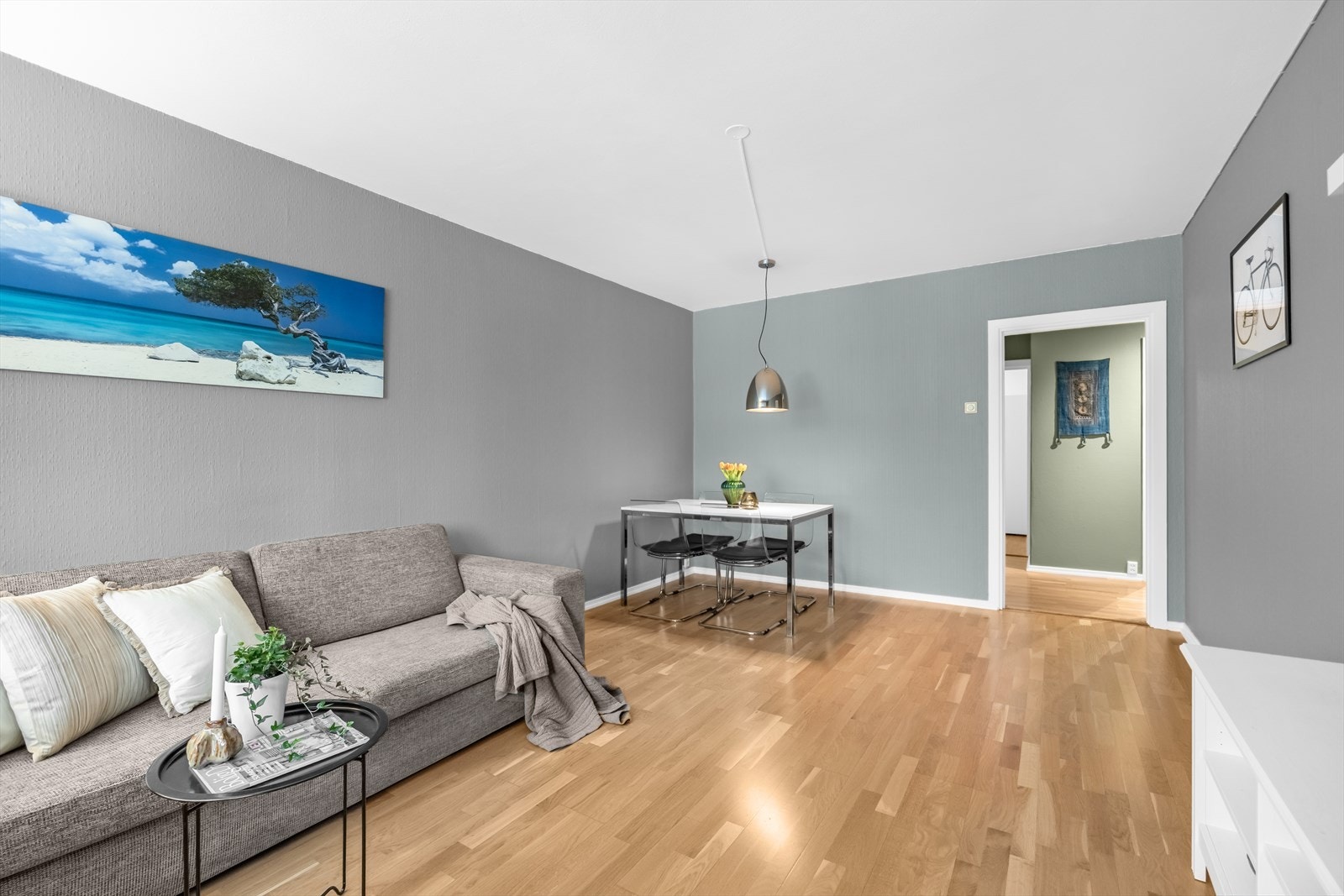 Stuen har gode møbleringsmuligheter med plass til både sofa- og spisegruppe. Galleribilde