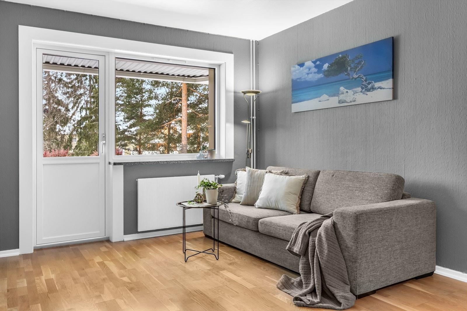 Store vindusflater fra 2020 slipper inn rikelig med naturlig lys. Galleribilde