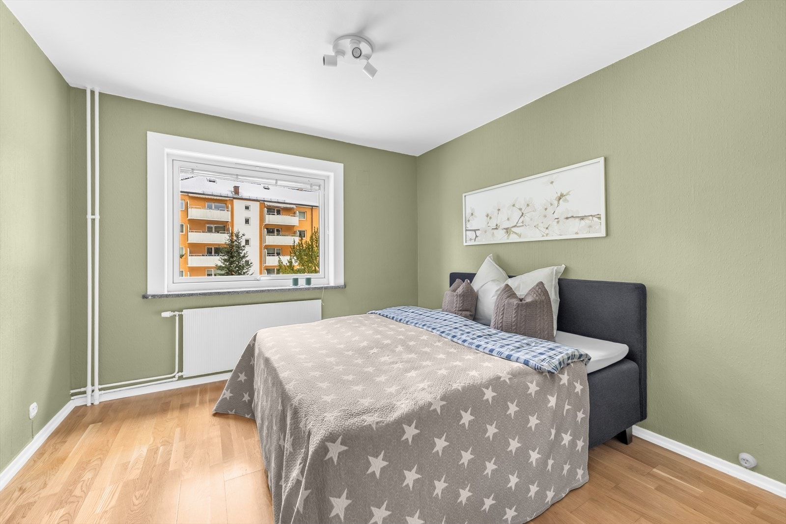 Stort soverom med plass til seng og tilhørende møblement. Galleribilde