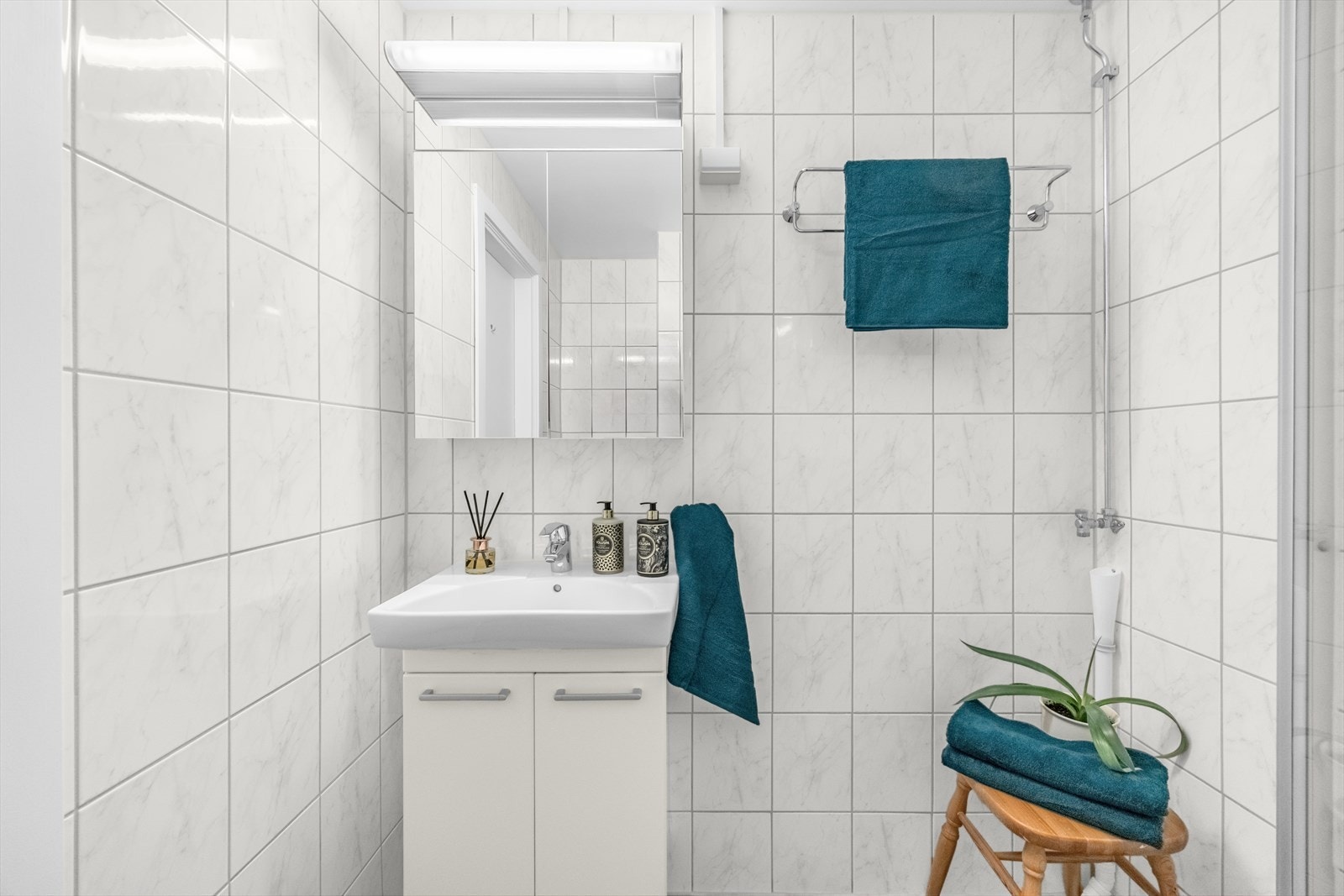 Opplegg til vaskemaskin på badet, samt tilgang til fellesvaskeri i blokka. Varmtvann er inkludert i felleskostnadene. Galleribilde