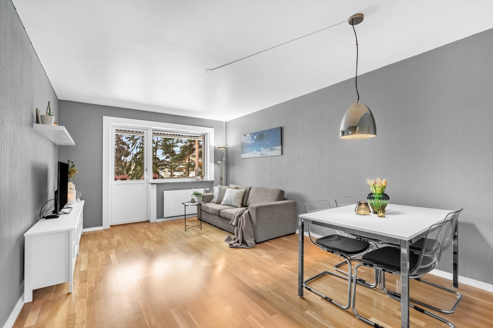 Hyggelig stue med store vindusflater som bidrar til en luftig og god atmosfære i rommet. Galleribilde