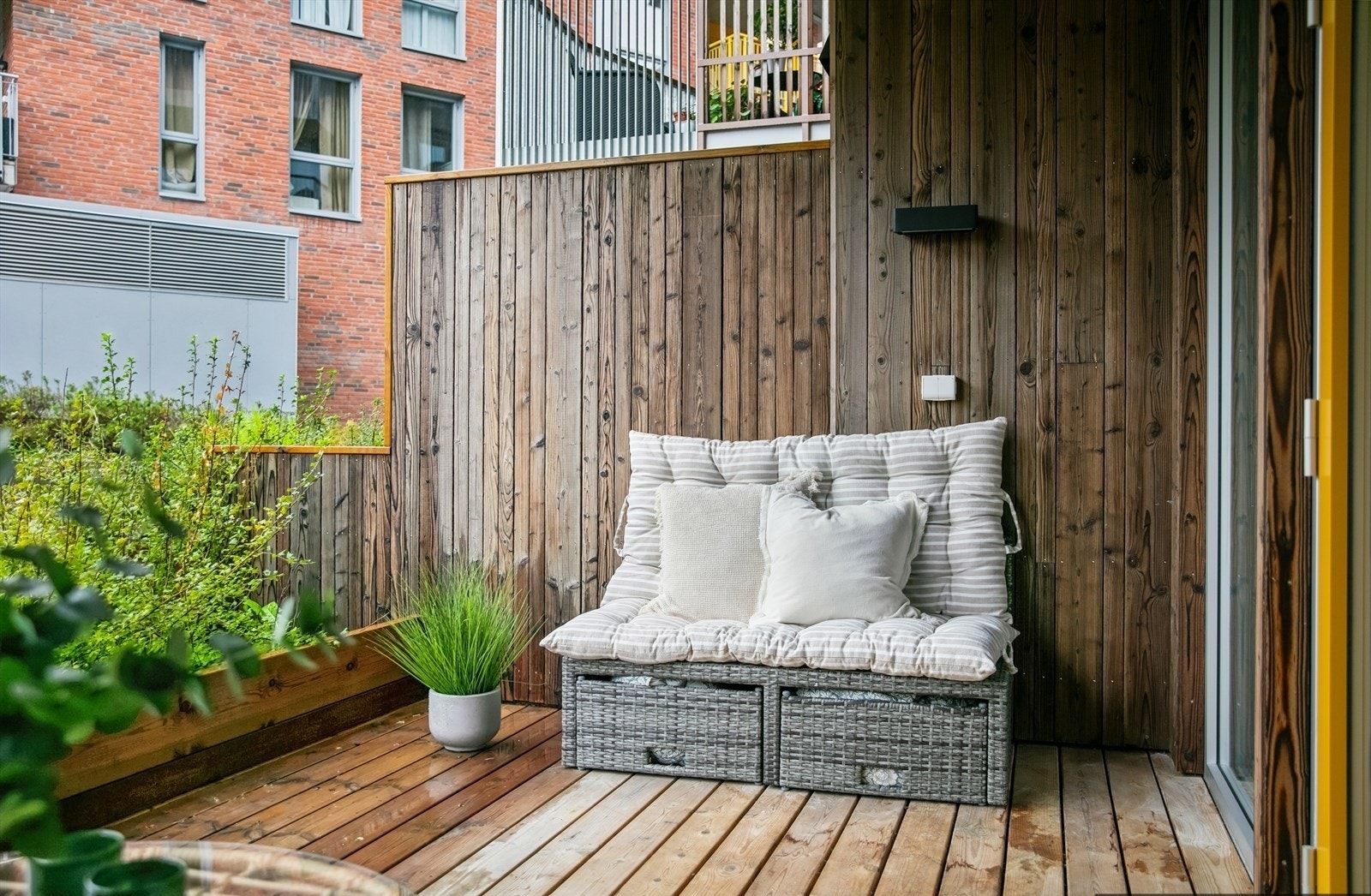 Her er det god plass til både sittegruppe og møblement - perfekt for å nyte lange sommerdager ute. Galleribilde