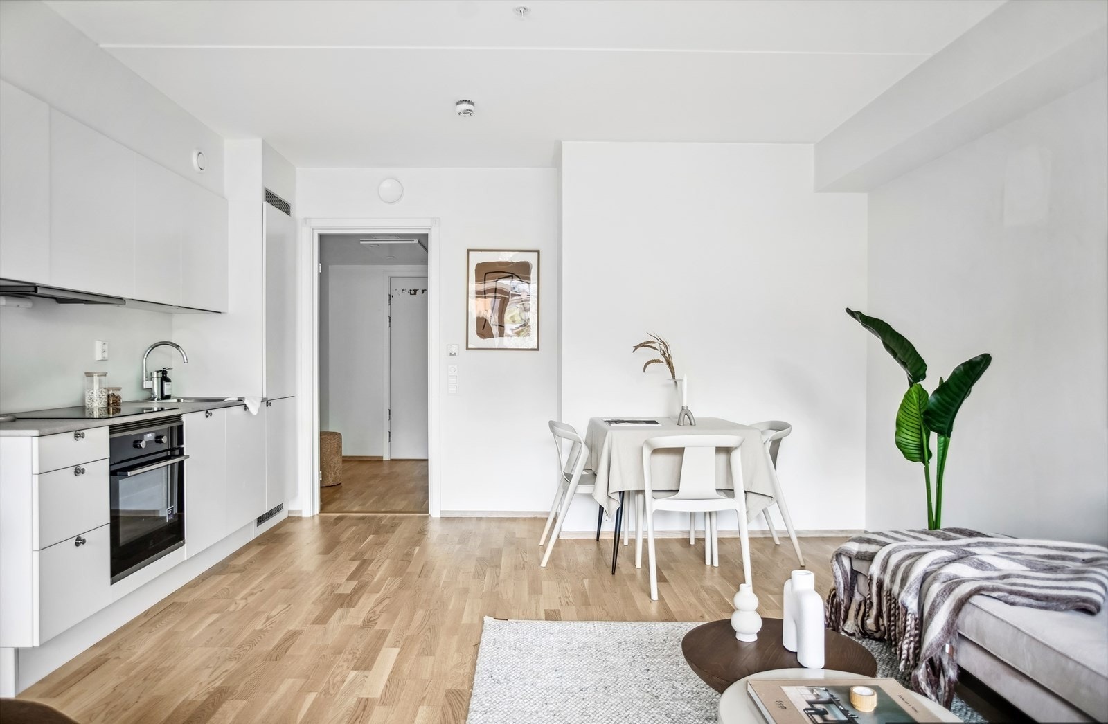 Den åpne planløsningen mot kjøkkenet gjør det enkelt å samle venner og familie, samtidig som den bidrar til en naturlig og funksjonell flyt i hverdagen. Galleribilde