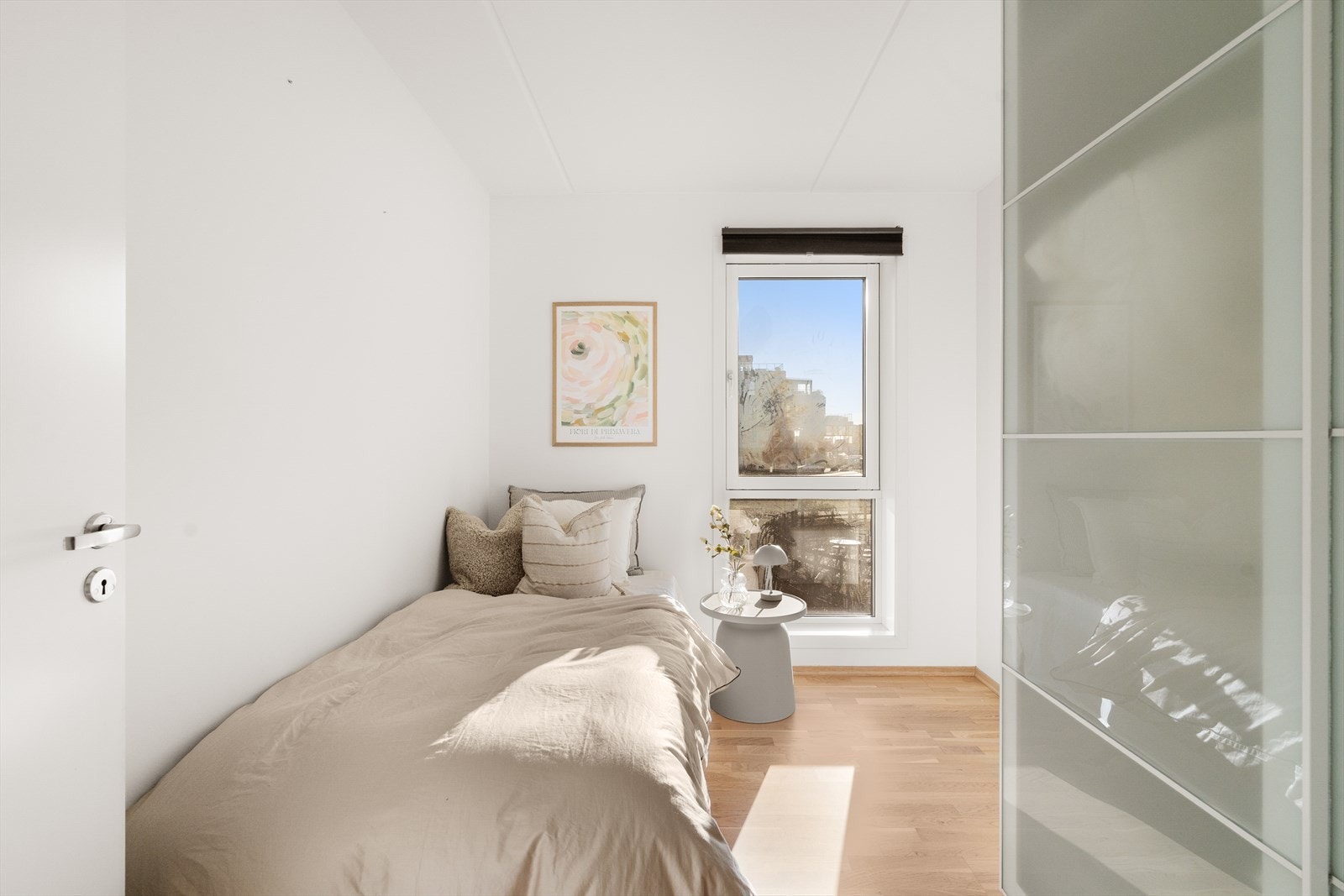 Lyst og hyggelig soverom nr. 2 med plass til soveromsmøblement. Galleribilde