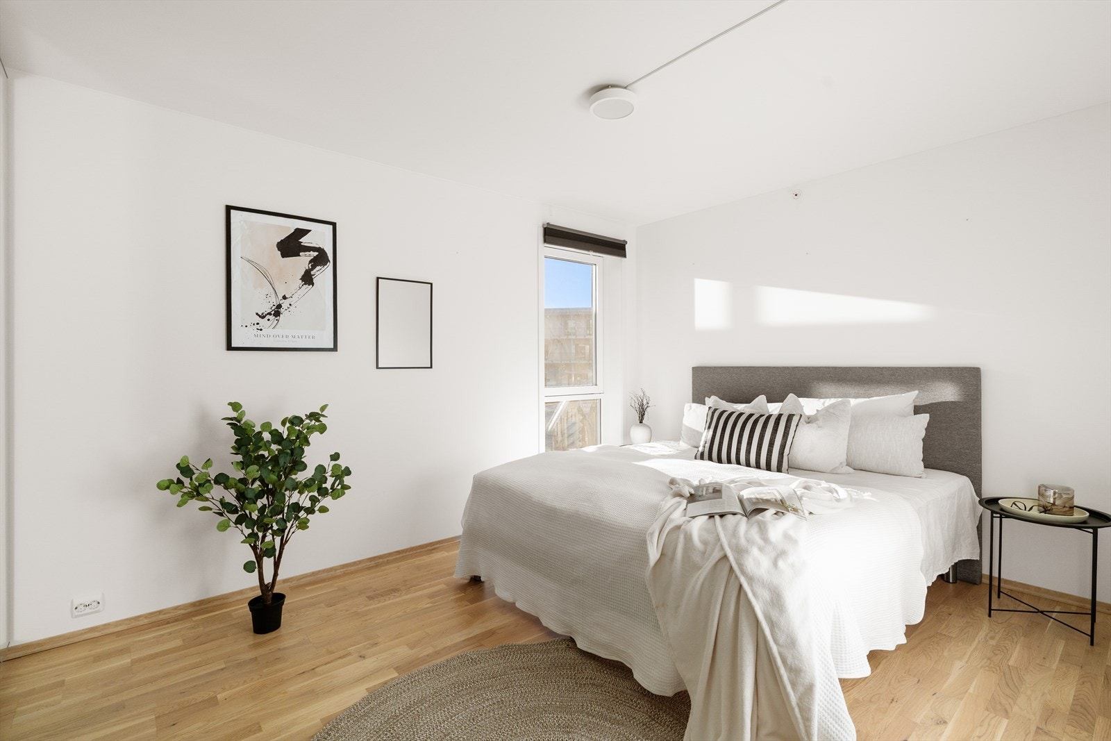 Stort og innbydende hovedsoverom med god plass til soveromsmøblement. Galleribilde