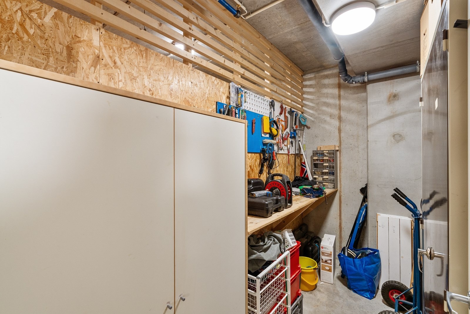 Praktisk bod i kjeller på 6 kvm. med gode oppbevaringsmuligheter. Galleribilde