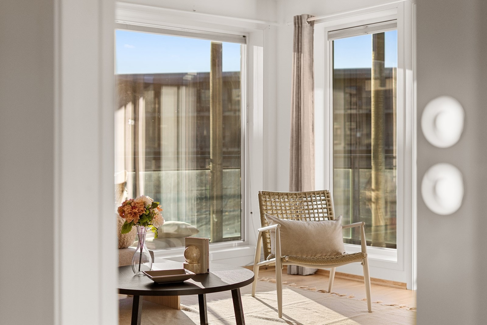 Flere lysretninger og pent utsyn gir meget positiv romfølelse! Galleribilde