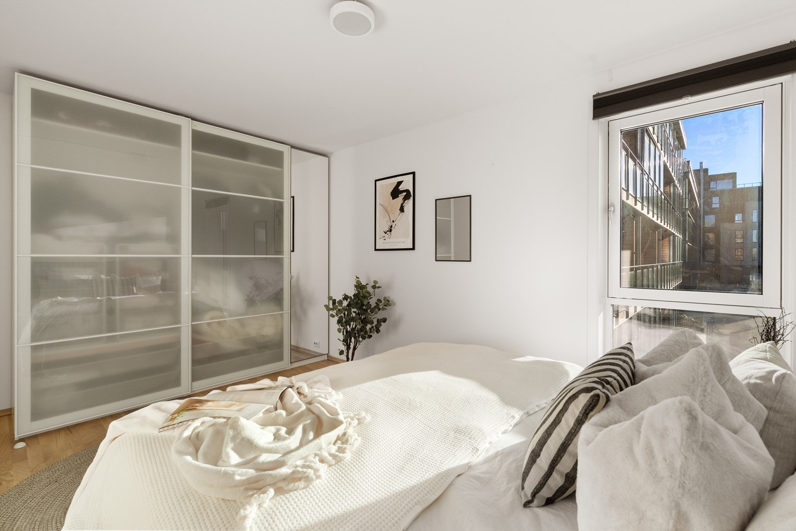 Rikelig med garderobeskap på hovedsoverom. Galleribilde