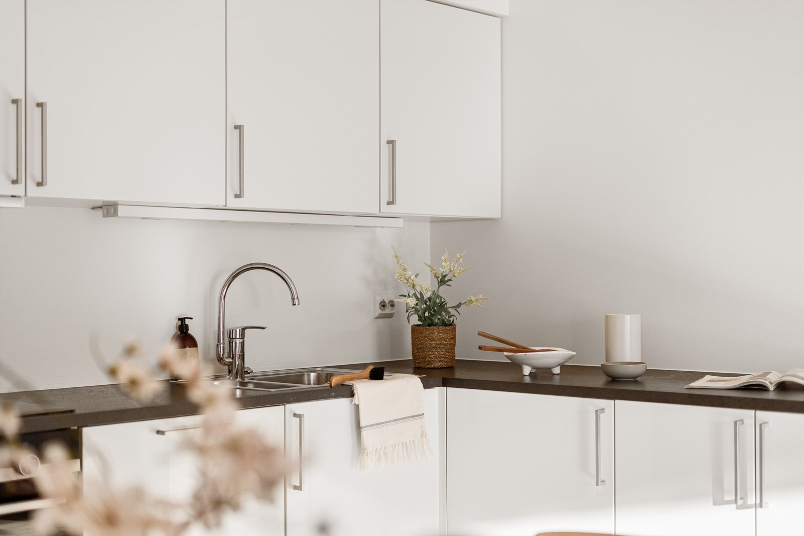 Kjøkkenet har godt med skap- og benkeplass, samt integrerte hvitevarer som stekeovn, platetopp og oppvaskmaskin. Galleribilde