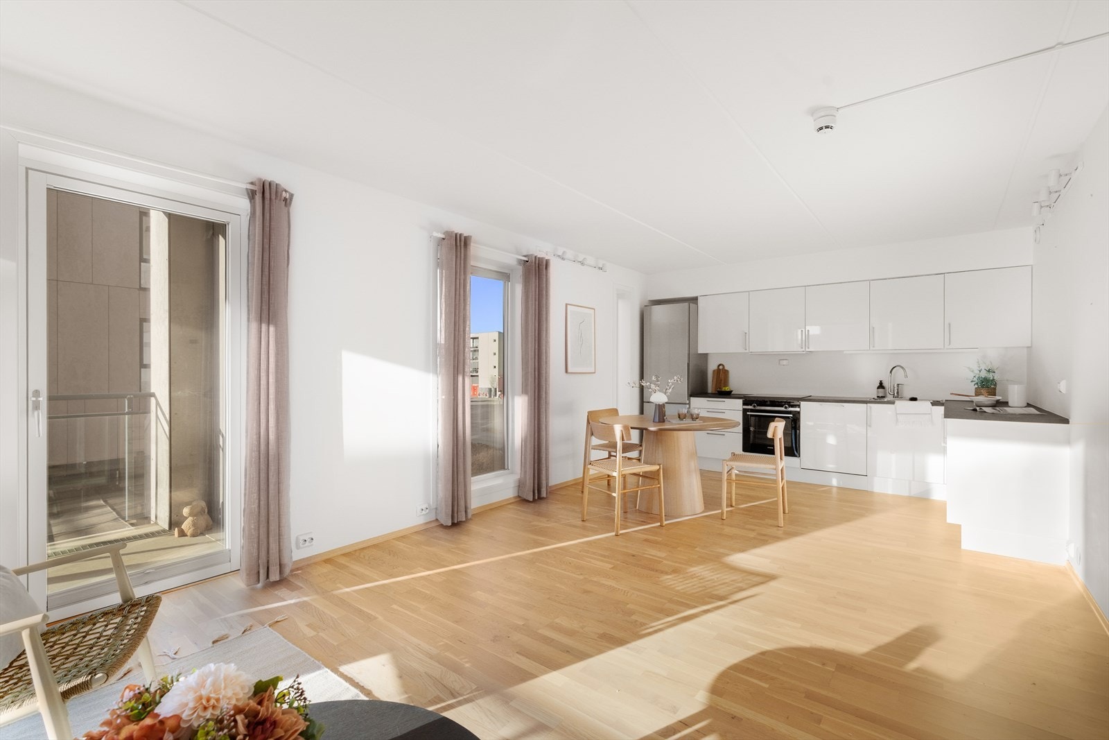 Sosialt og romslig allrom med store vindusflater som gir rikelig med naturlig lys. Galleribilde