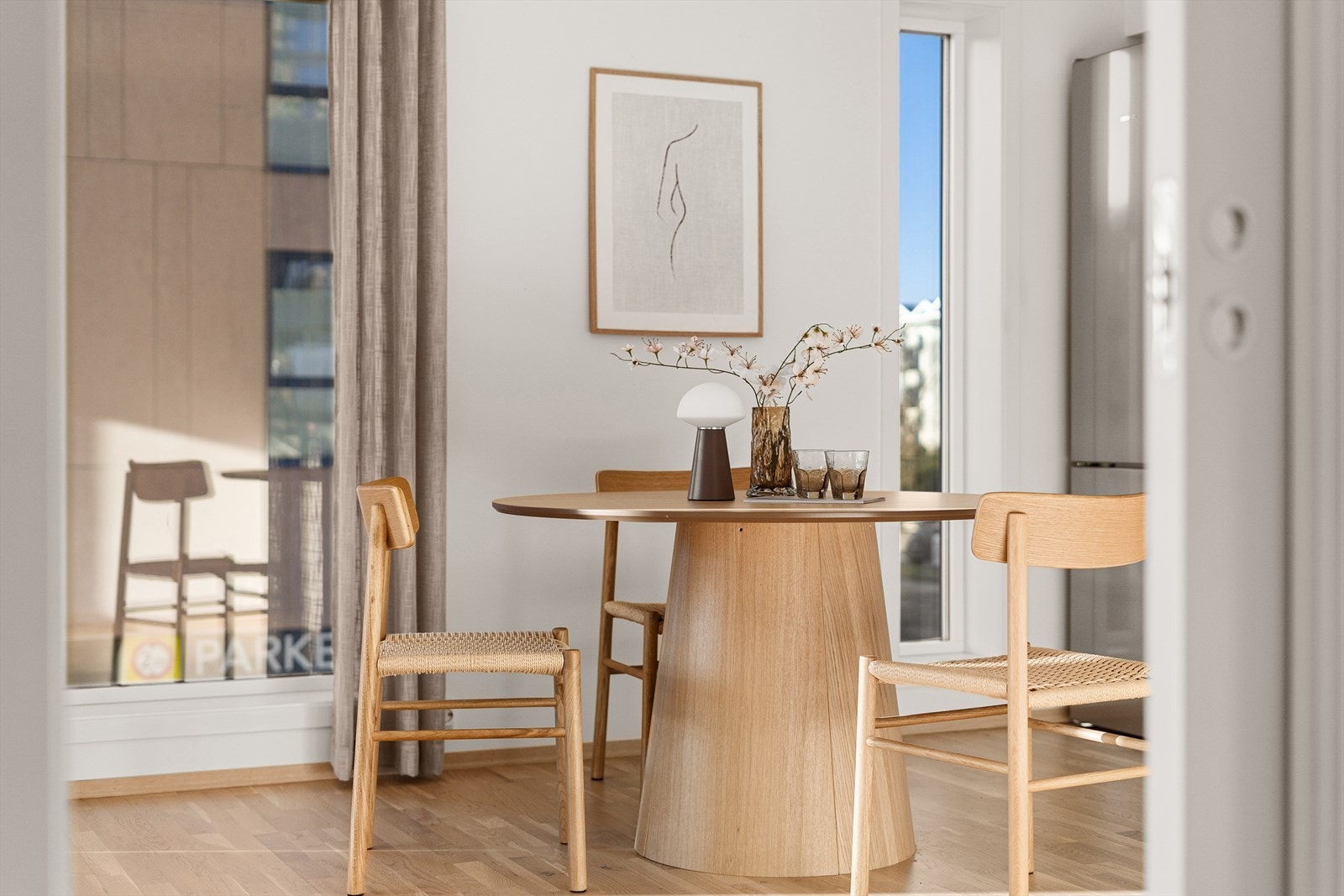 Allrommet har god plass til både TV- og spisestue for hele familien. Galleribilde