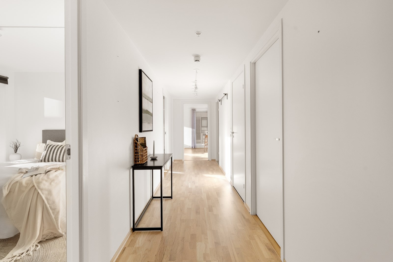 Man ønskes velkommen inn i en innbydende gang med parkettgulv. Galleribilde