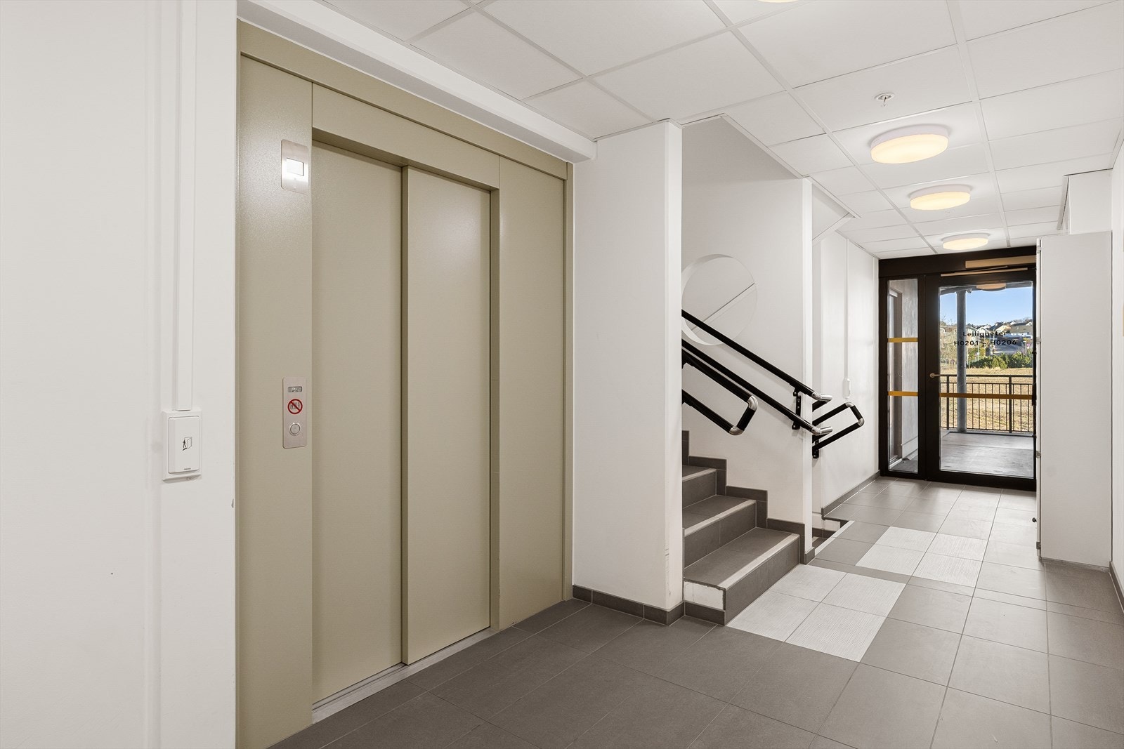 Heis fra garasjeanlegg/ boder opp til leiligheten. Galleribilde