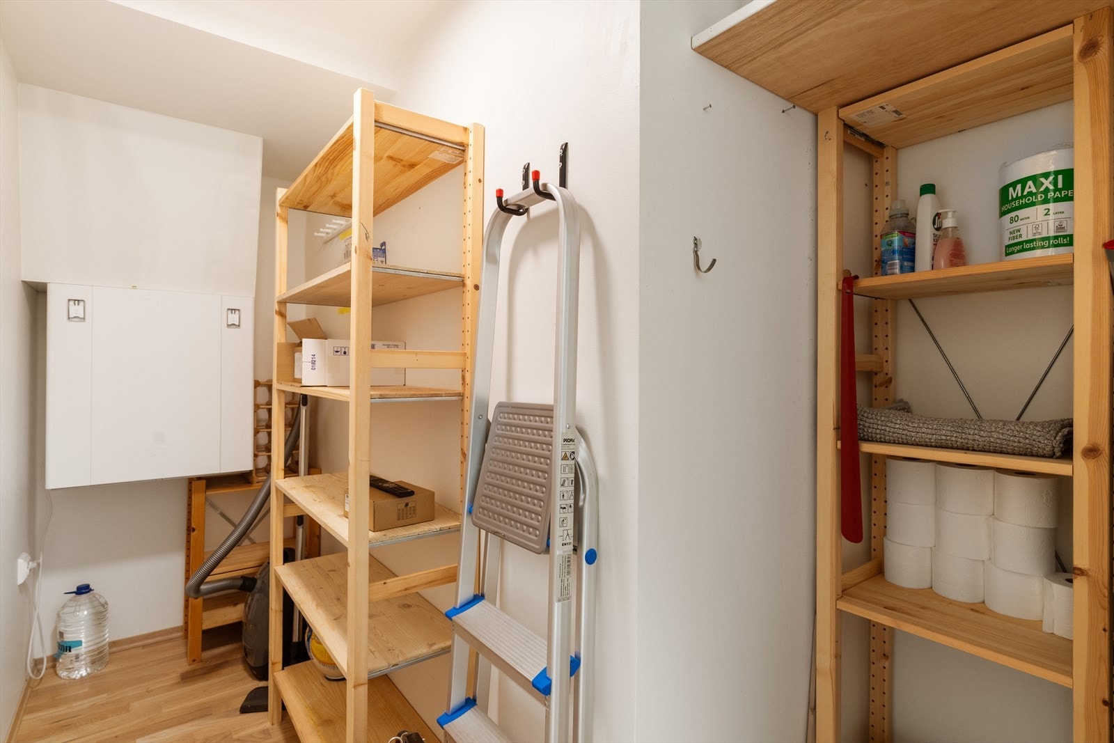 Praktisk og romslig bod i leiligheten med god oppbevaringsplass. Galleribilde