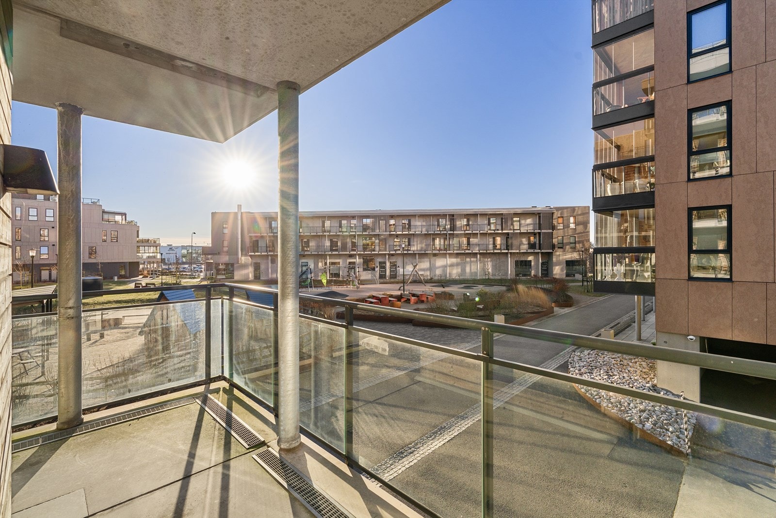 Legg merke til utsynet ut mot fellesareal. Galleribilde