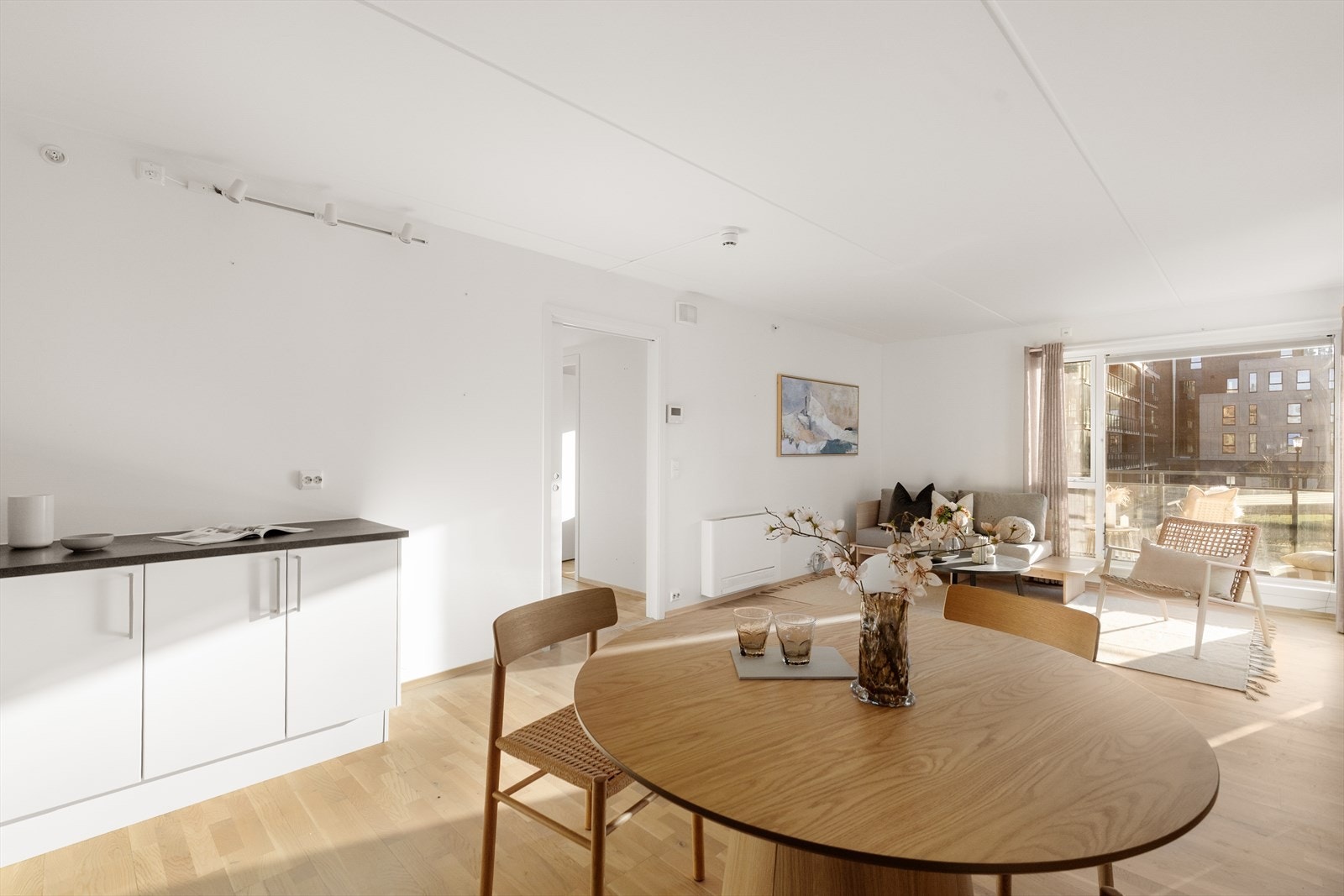 Luftig romløsning med god kontakt mellom kjøkken og stue. Galleribilde