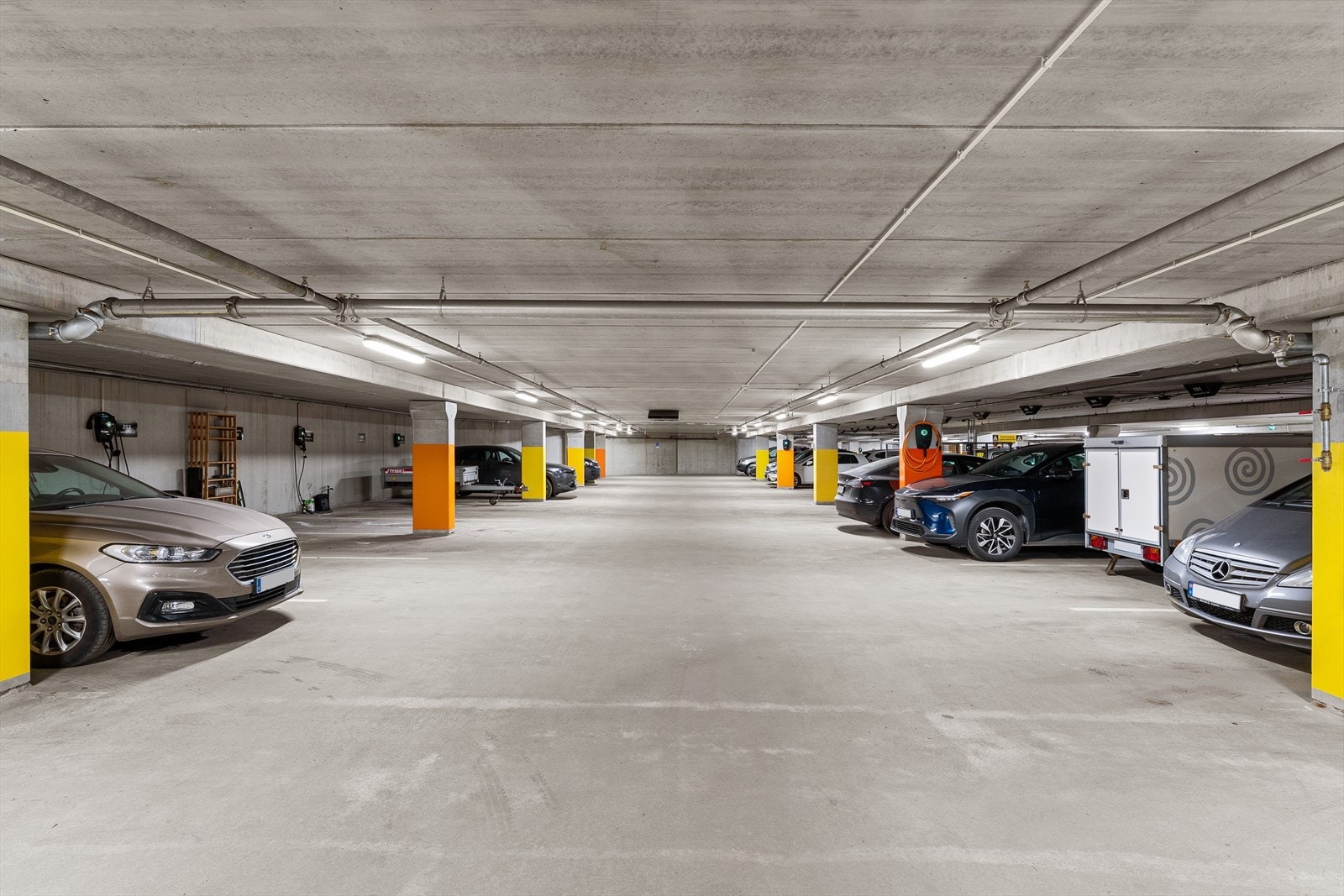 Stort og flott garasjeanlegg med egen plass til leiligheten i tillegg til gjesteparkering. Galleribilde