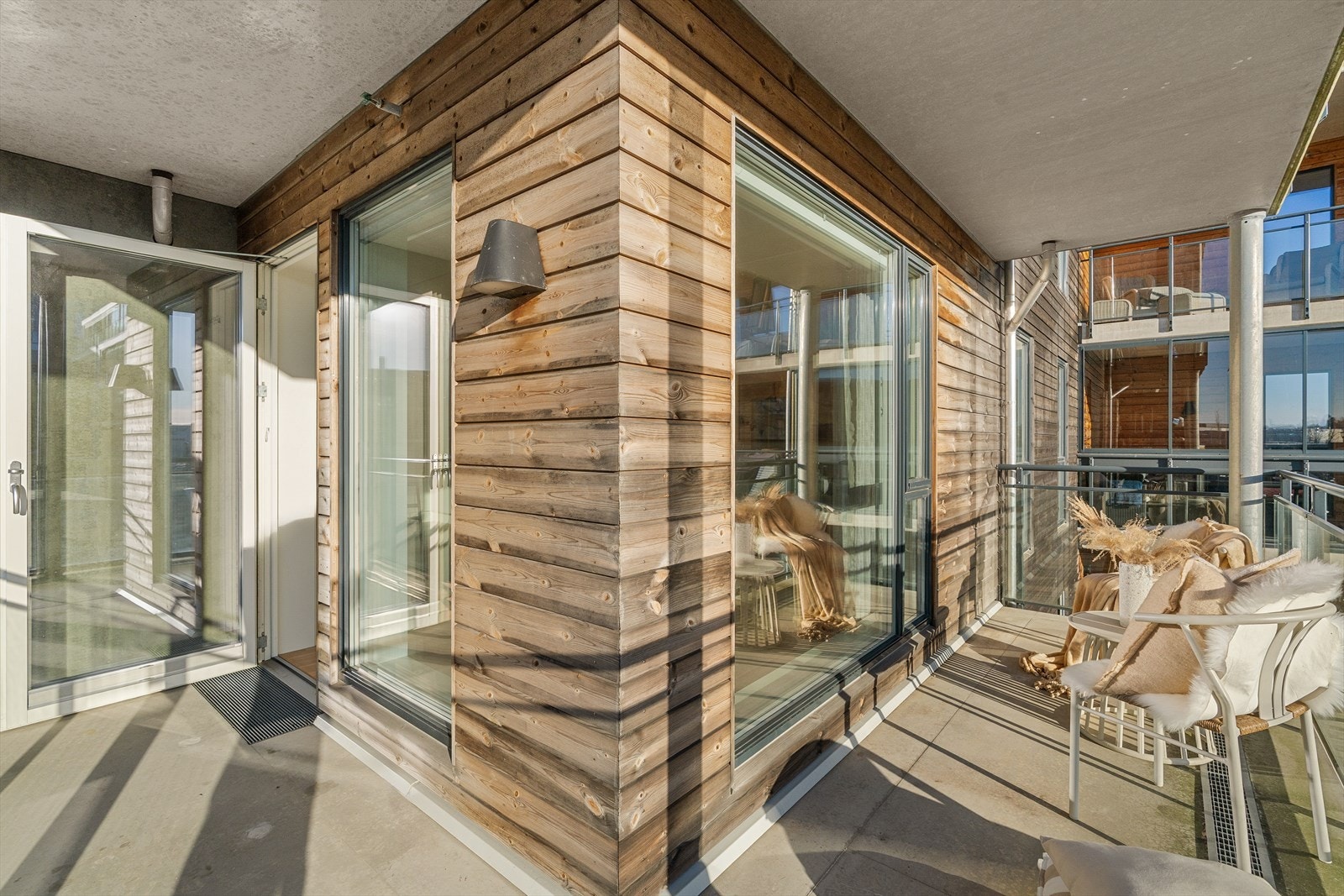 Utgang fra allrom til overbygget balkong med gode solforhold. Galleribilde