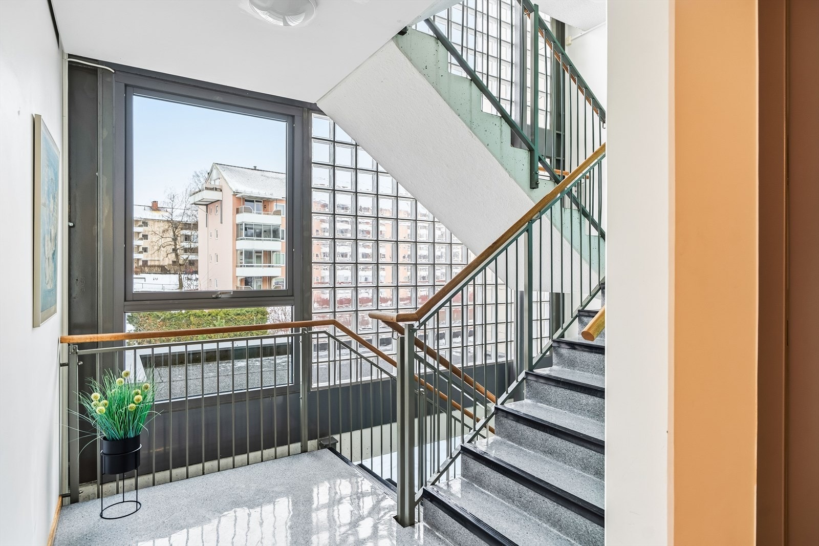 Det er både trappeoppgang og heis i bygget. Galleribilde