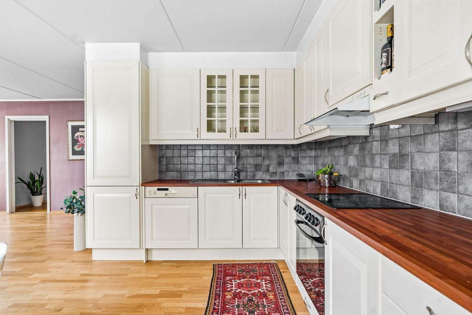 Over platetoppen er det tilkoblet en ventilator. Galleribilde