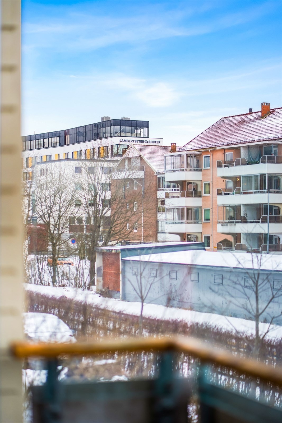Fra leiligheten er det kort vei til Lambertseter senter. Galleribilde
