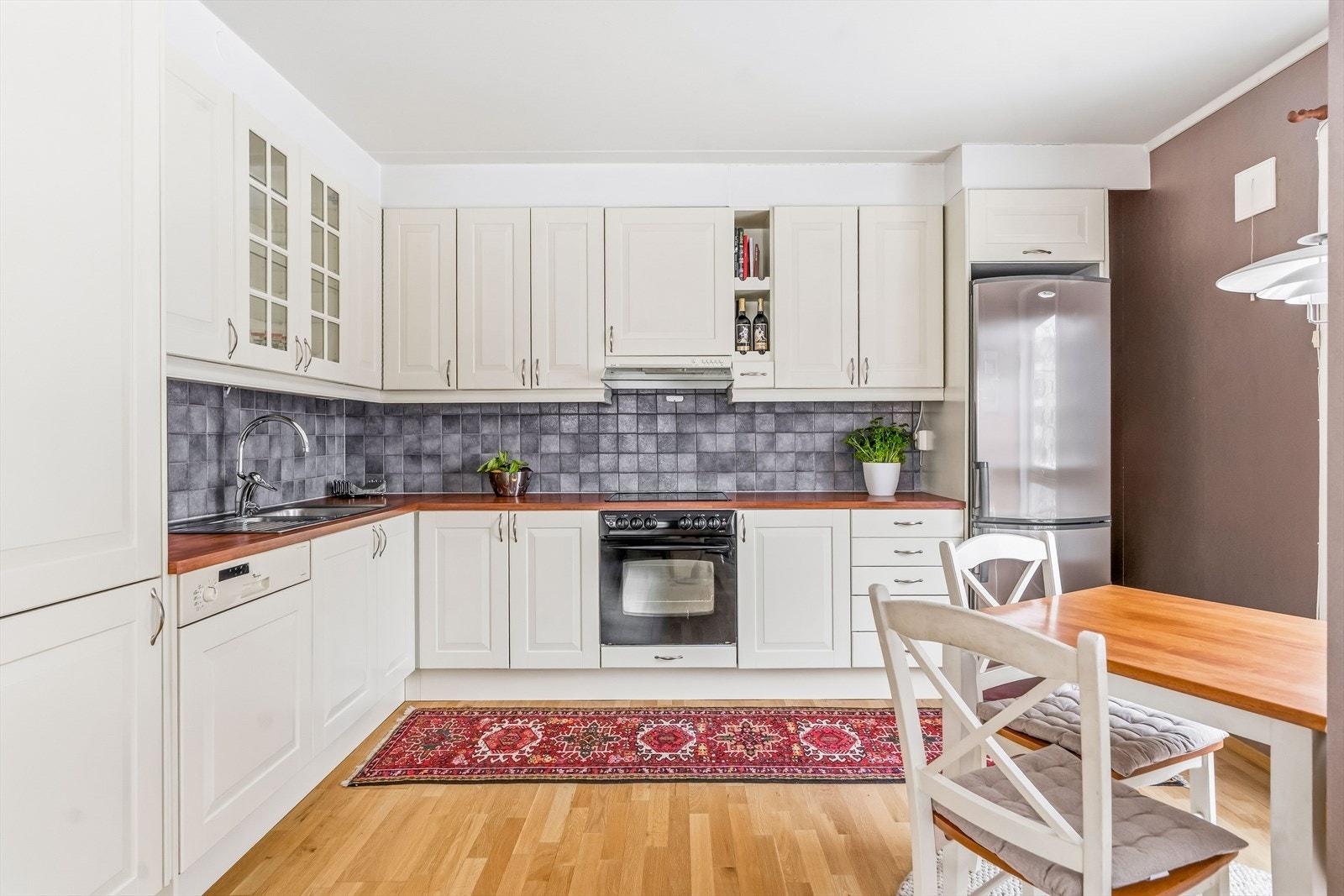 Boligen ligger fint til i høy 1. etasje, og rommer entré, stue, kjøkken, soverom og bad. Galleribilde