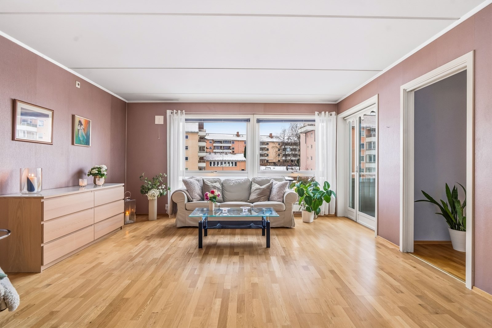 I stuen er det god plass til sofa, tv-møbel og spisegruppe. Galleribilde