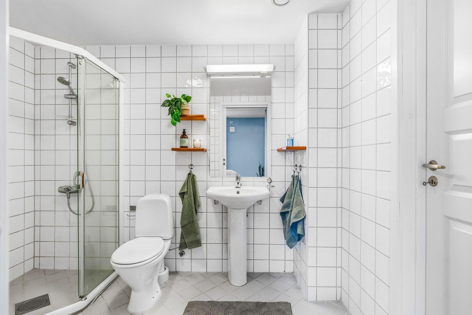 I tillegg er det opplegg for vaskemaskin og det er tilkoblet et vannklosett. Rommet har mekanisk avtrekk. Galleribilde