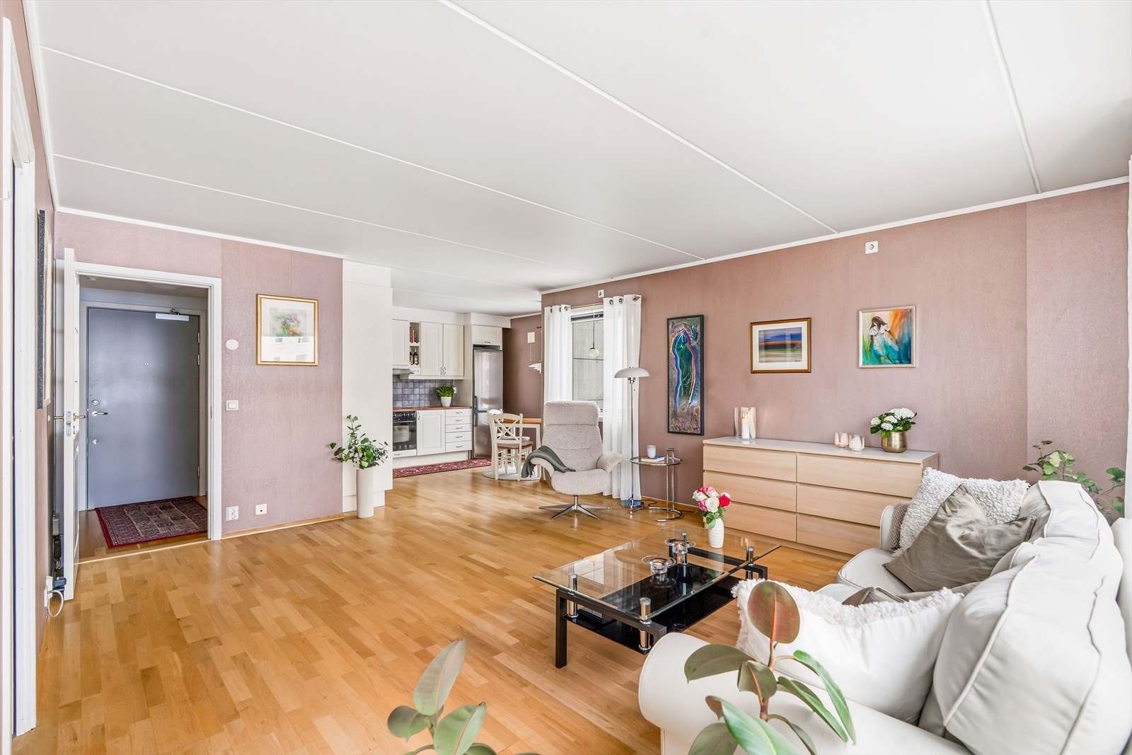 Stue og kjøkken er i åpen løsning. Galleribilde