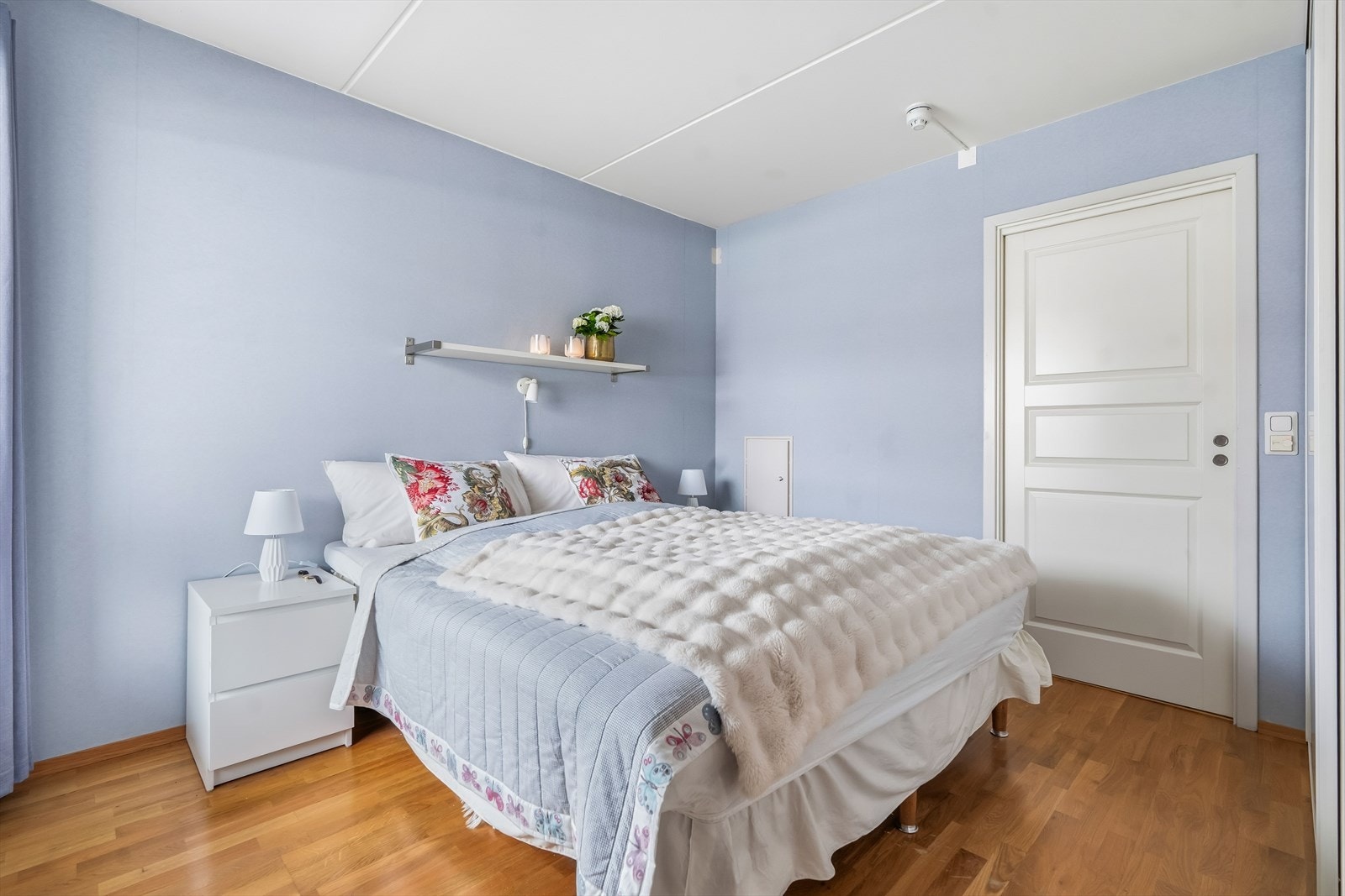 Rommet har plass til dobbeltseng med tilhørende nattbord. Galleribilde