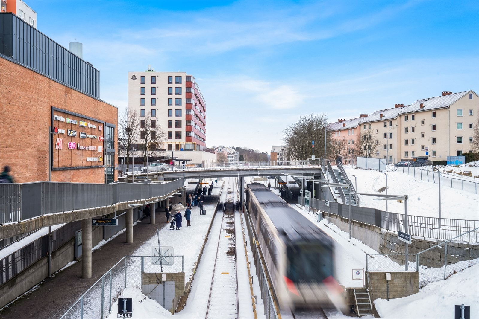 Det er også kort vei til et rikt kollektivtilbud, med T-banestasjon og bussholdeplass kun få minutters gange unna. Galleribilde
