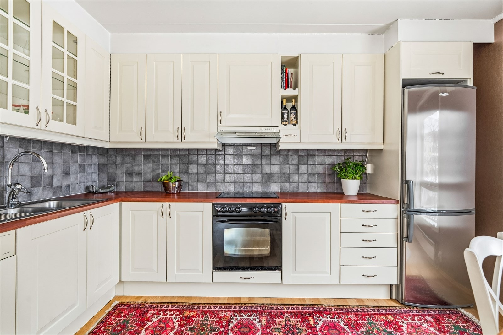 Videre er det montert integrert oppvaskmaskin, integrert komfyr og nedfelt platetopp. I tillegg er det plass til frittstående kombiskap i egen nisje. Galleribilde