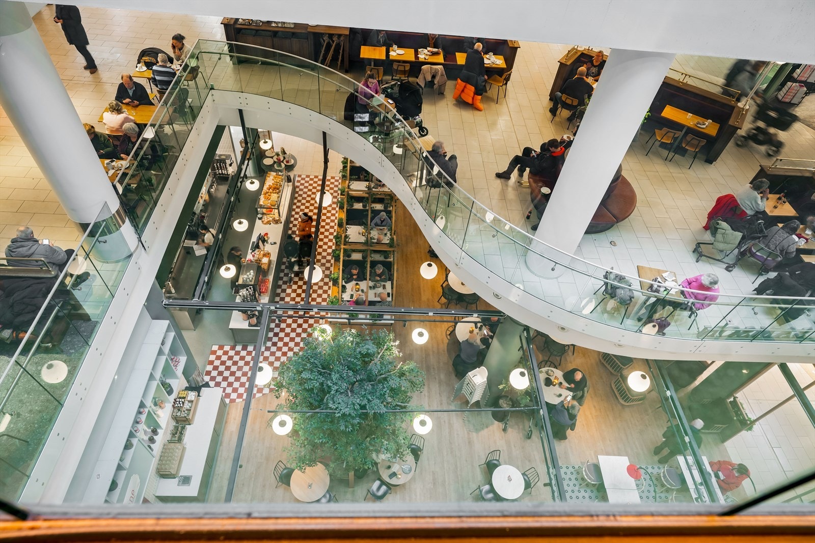 Lambertseter senter byr på et rikt utvalg av butikker, kaféer og spiesteder. Galleribilde