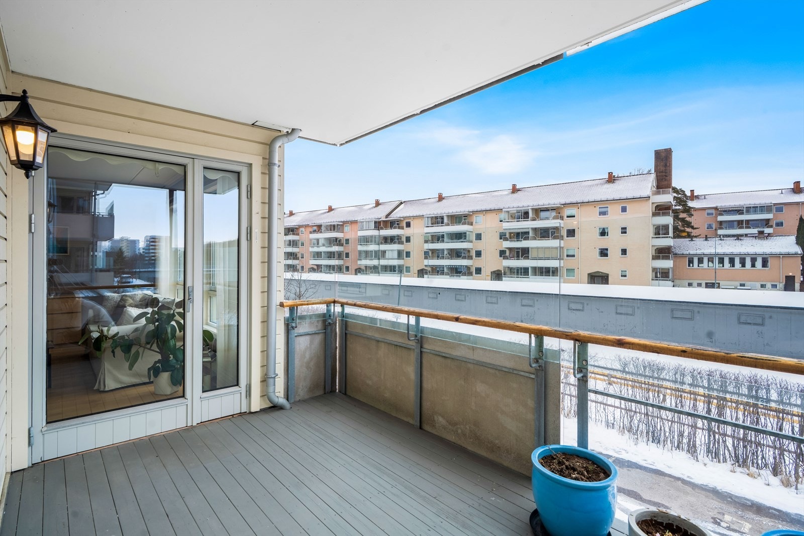 Her ute er det plass til sittegruppe, samt gass-/elektrisk grill. Balkongen er overbygget, og det er montert utebelysning. Galleribilde