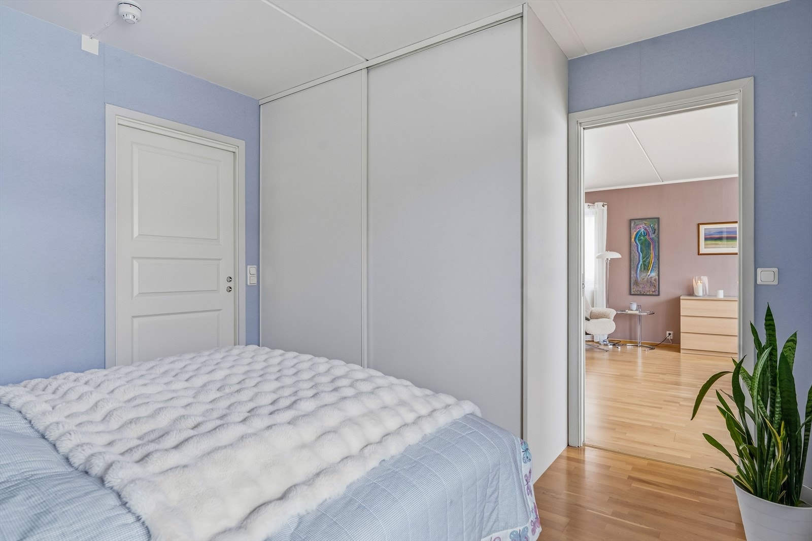 Videre er det plass til klesoppbevaring i skyvedørsgarderobe. Galleribilde