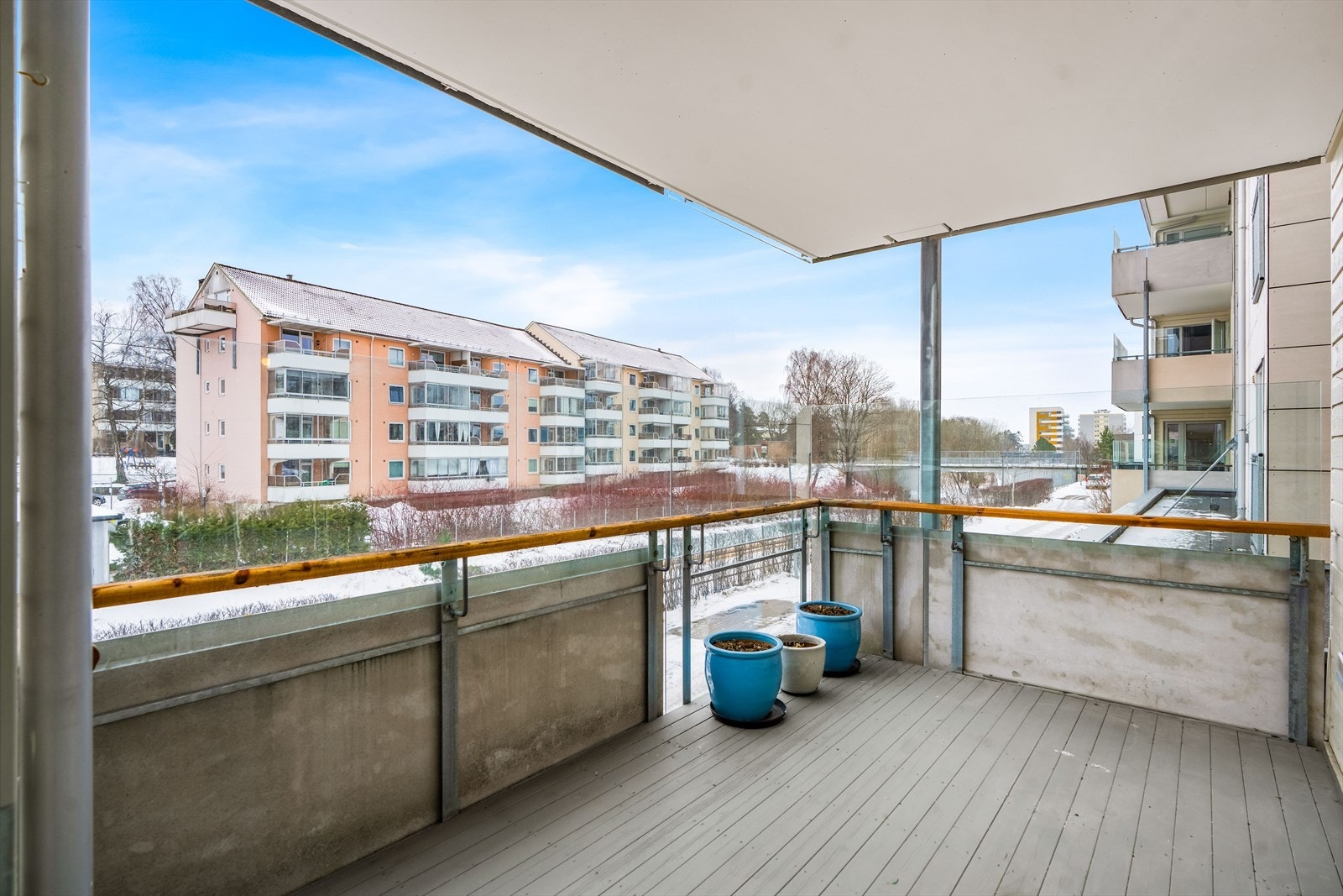 Videre er det fra stuen utgang til en hyggelig balkong på 9 kvm. Galleribilde