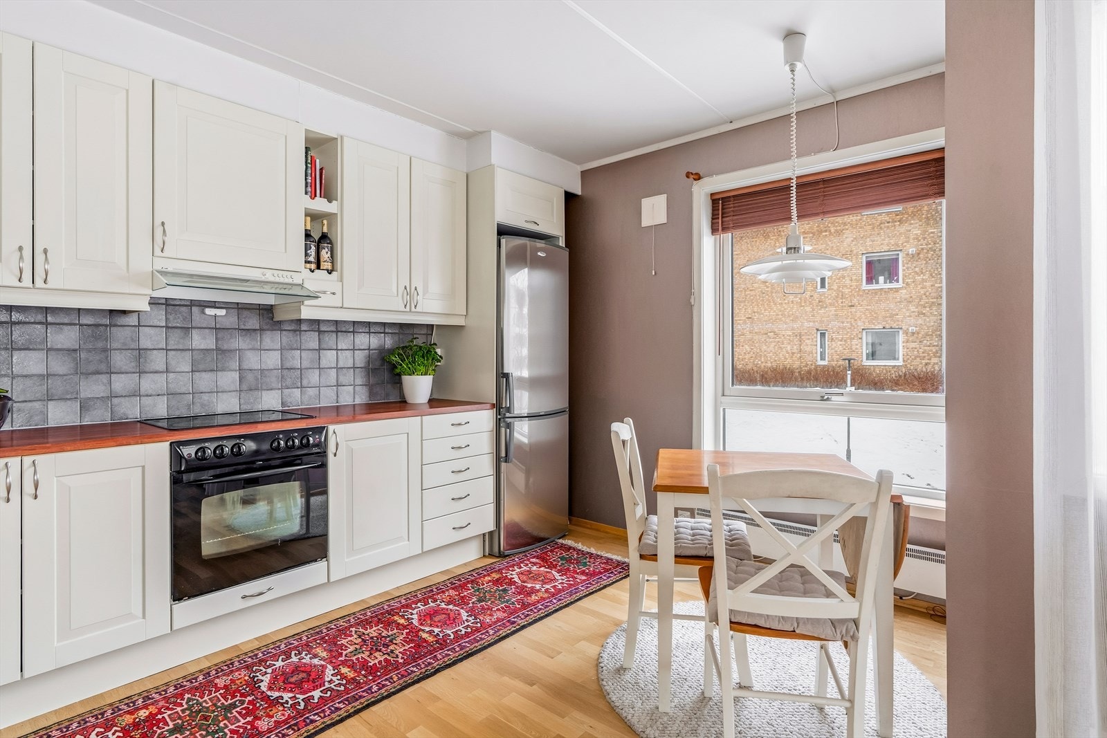 Det er fliser mellom over- og underskapene. Galleribilde