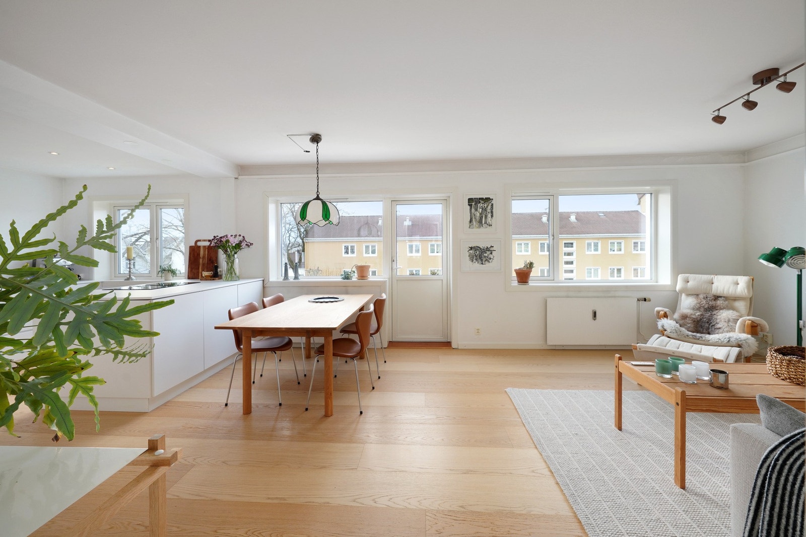 Stuen har en fin åpen kjøkken- og stueløsning. Et sosialt rom med god plass. Galleribilde