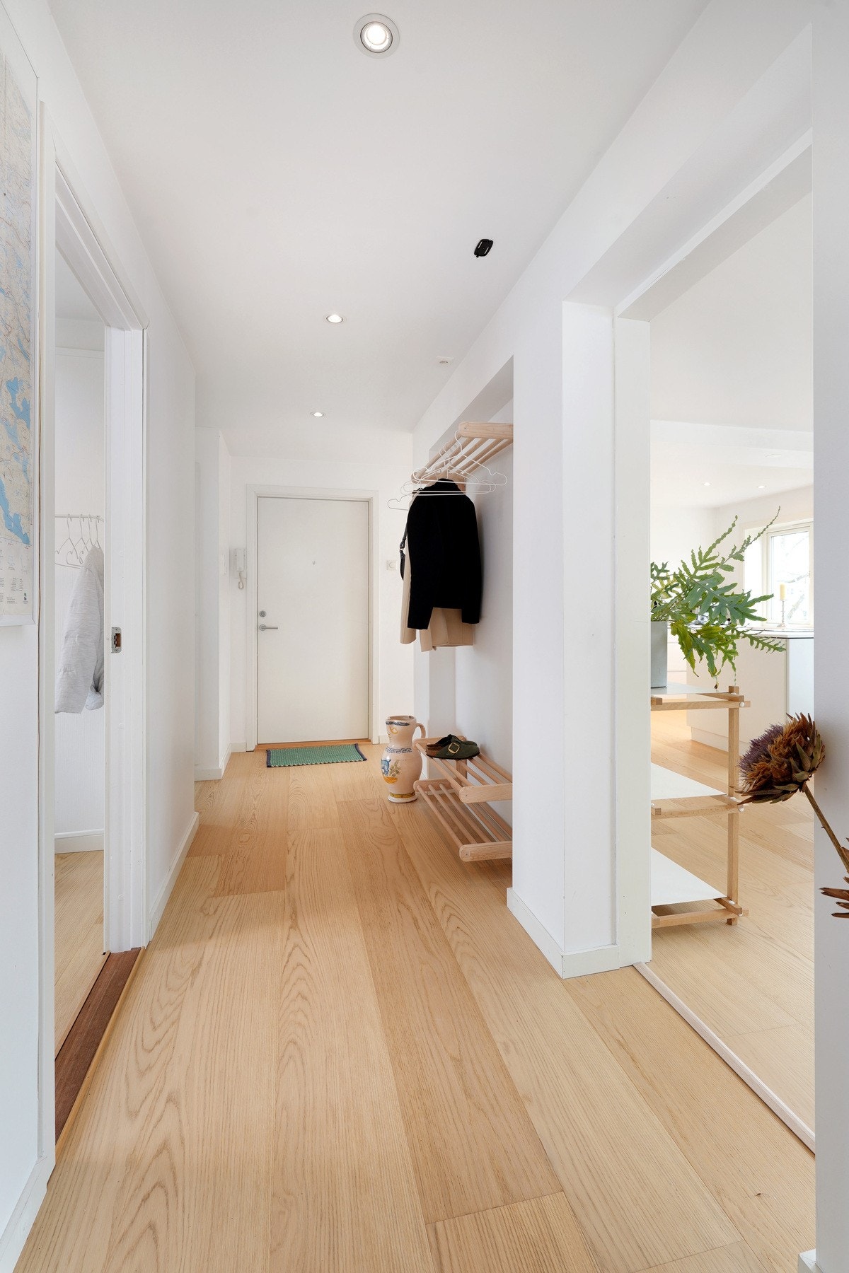 Fin plass til å henge fra seg sko og yttertøy i gang. Galleribilde