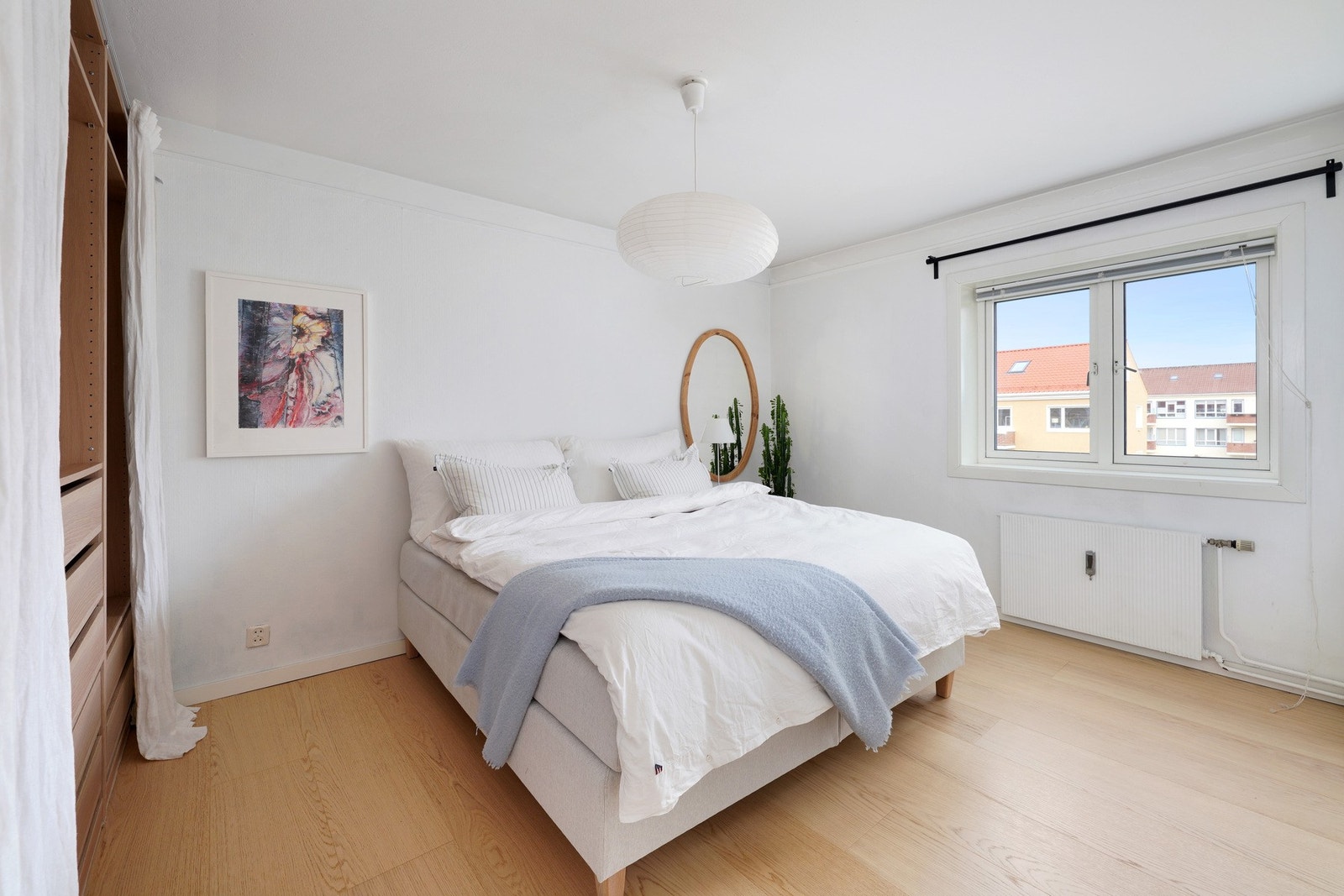 Stort hovedsoverom på ca. 12 kvm med garderobeskap som medfølger Galleribilde