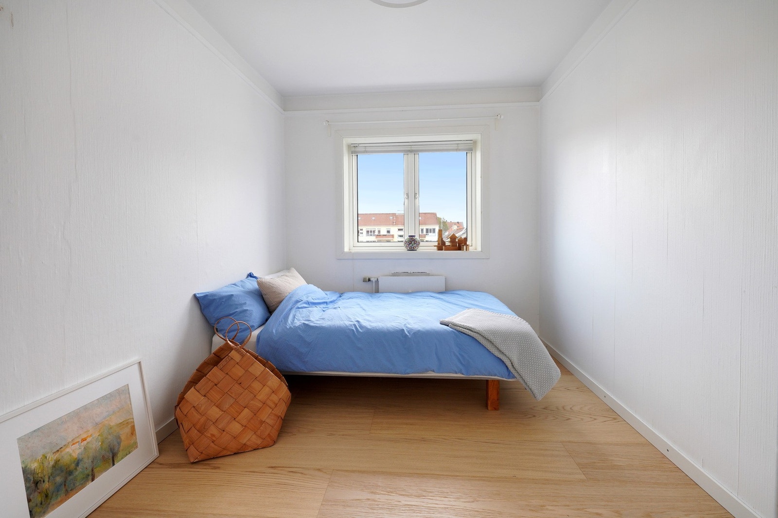 Soverom nr. 2. Begge rommene har oppvarming via radiator. Galleribilde