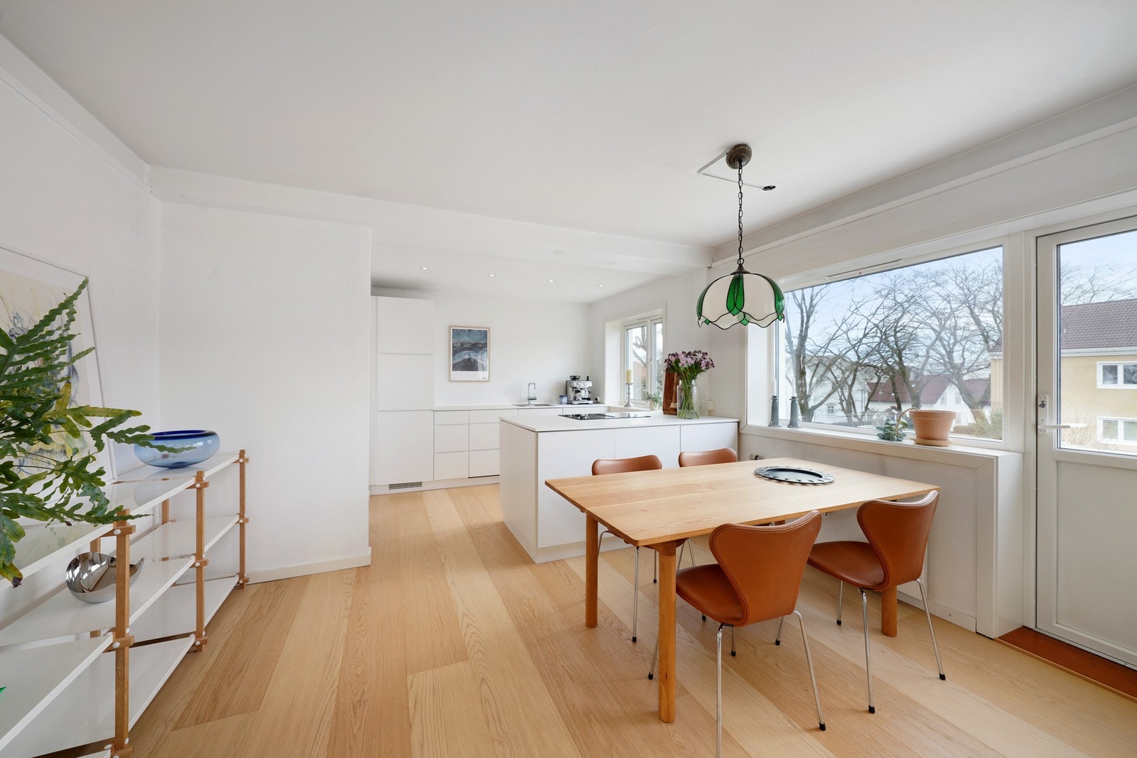 Det er gjort flere oppgraderinger i nyere tid i leiligheten og den fremstår moderne og stilren. Galleribilde