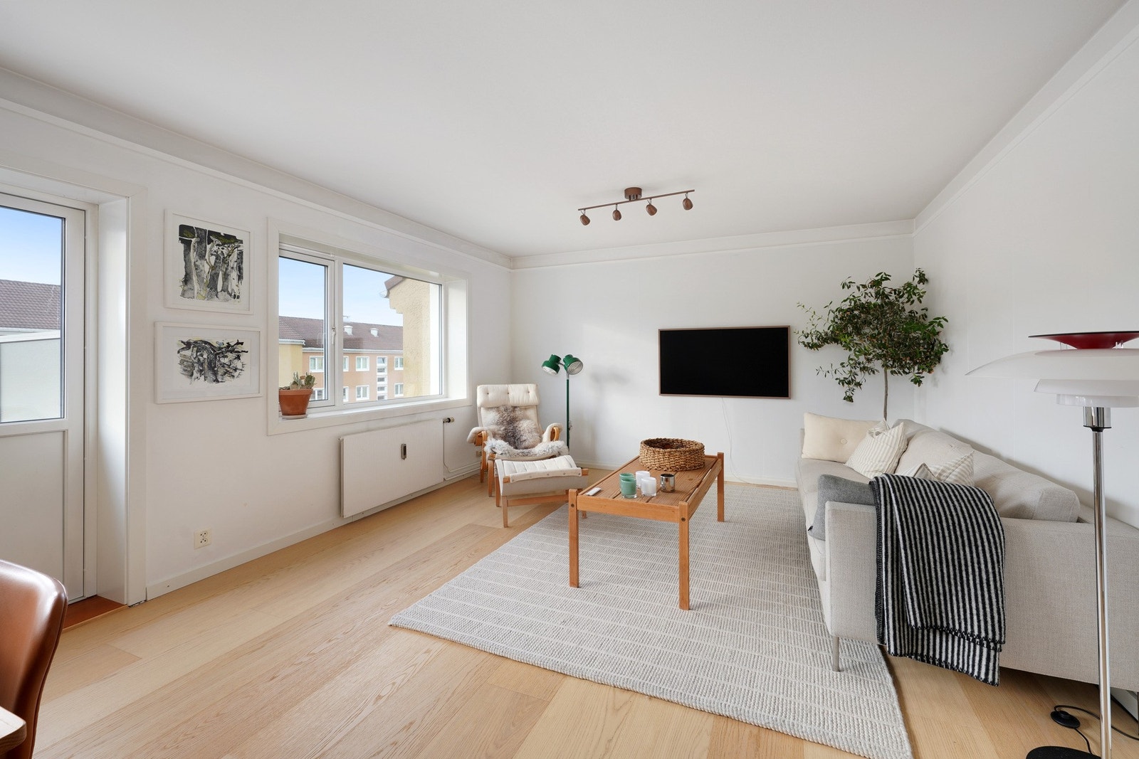 Leiligheten har oppvarming via radiatorer som er inkludert i fellesutgiftene. Galleribilde