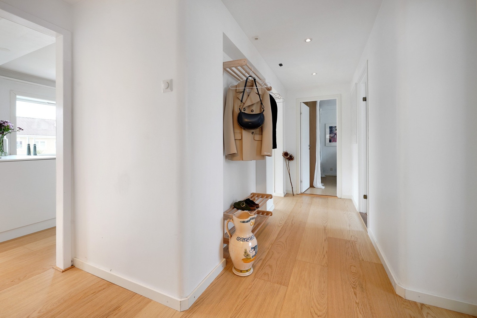 Gjennomgående lekkert en-stavs herdet tregulv på gulv fra 2022. Galleribilde