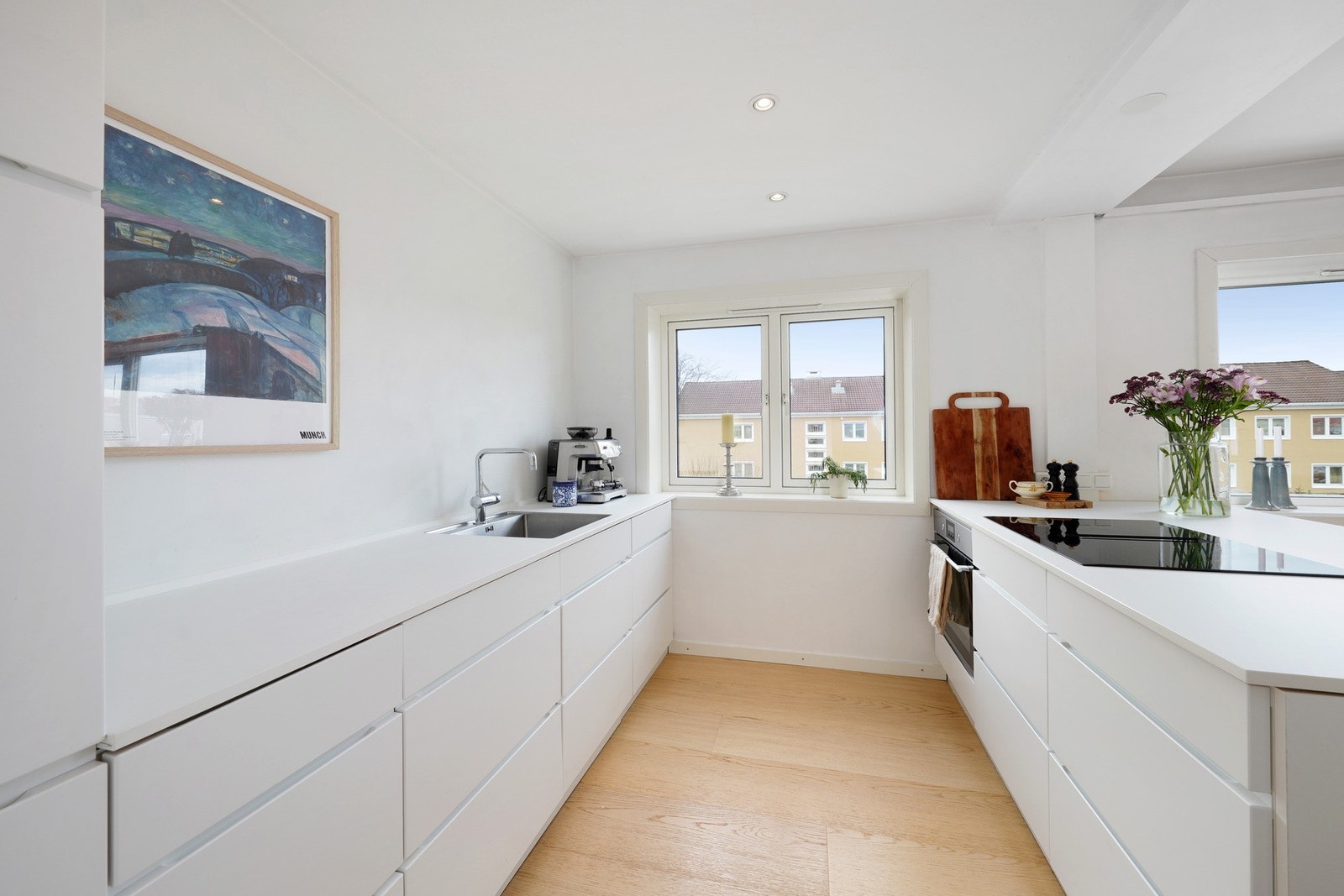 På kjøkkenet er det svært god skap- og benkeplass og alle hvitevarer medfølger. Galleribilde