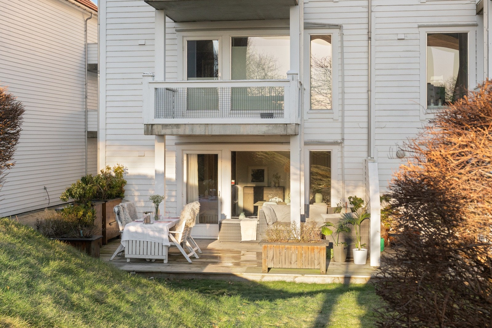 Innred med hagemøbler, grill, solstoler og annet passende. Galleribilde