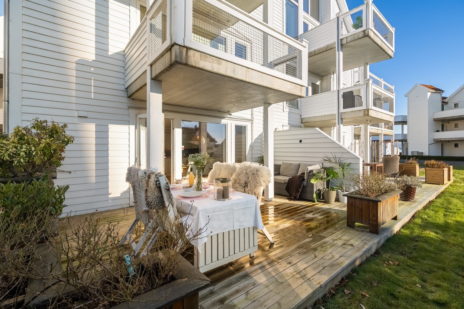 Den store plassen gjør det enkelt å innrede med ønsket utemøblement. Galleribilde