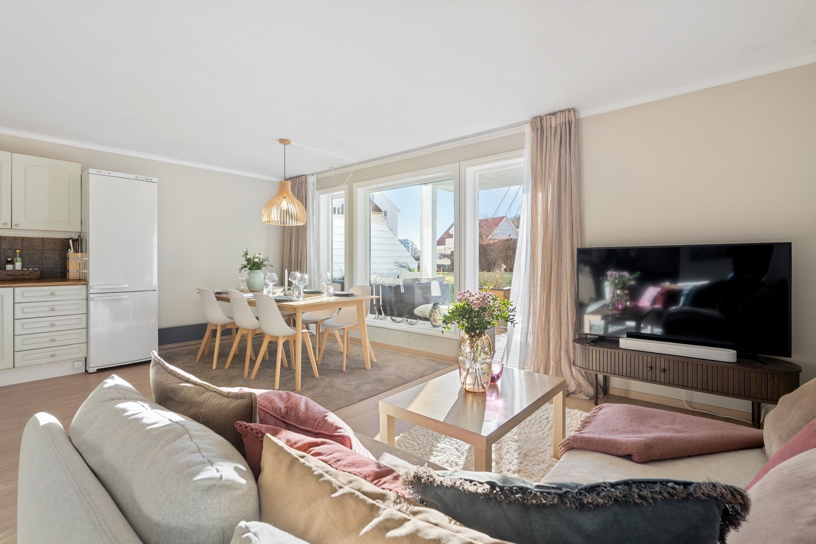 Om sommeren er det magisk å kunne ha det solrike uteområdet - slik at stuen kan flyttes ut. Galleribilde